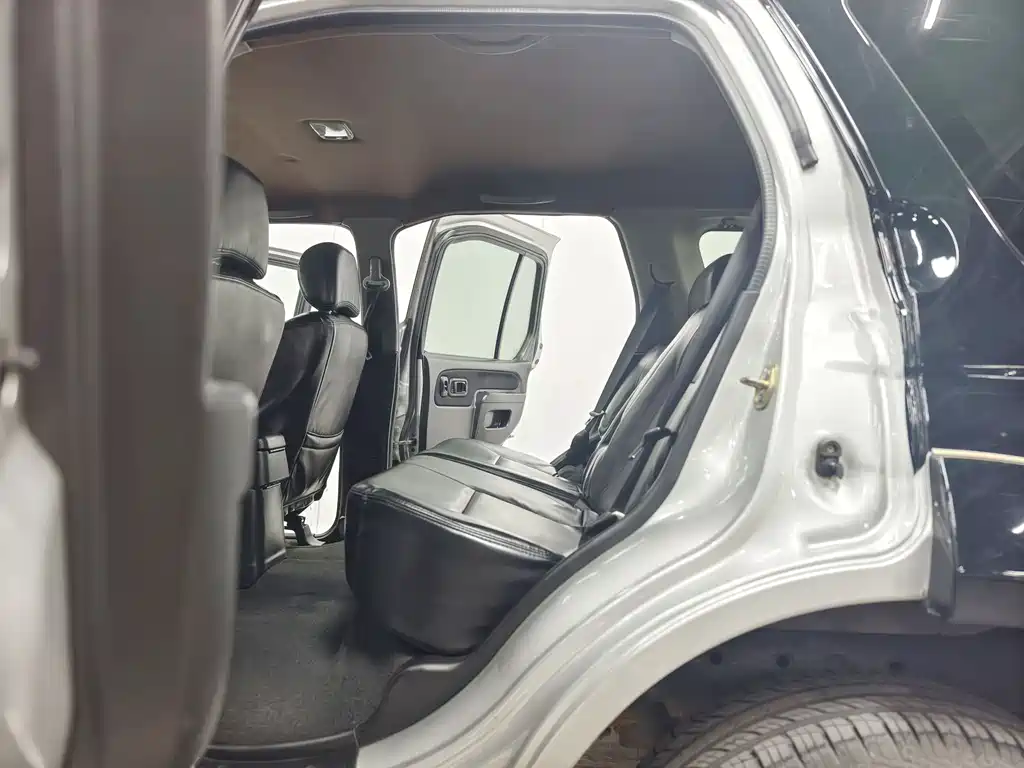 Nissan Paladin — миниатюра 12