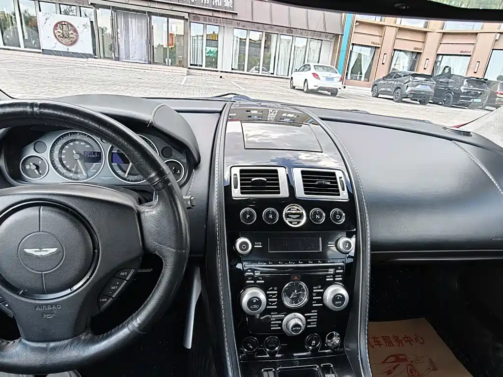 Aston Martin DBS — миниатюра 18