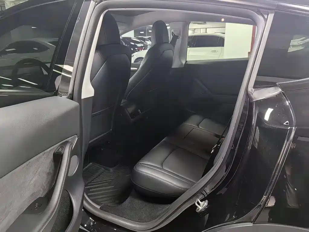 Tesla Model Y — миниатюра 5