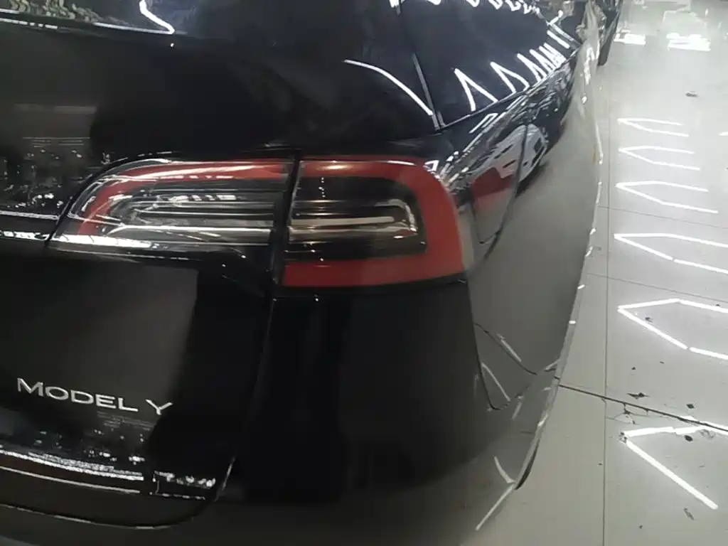 Tesla Model Y — миниатюра 8