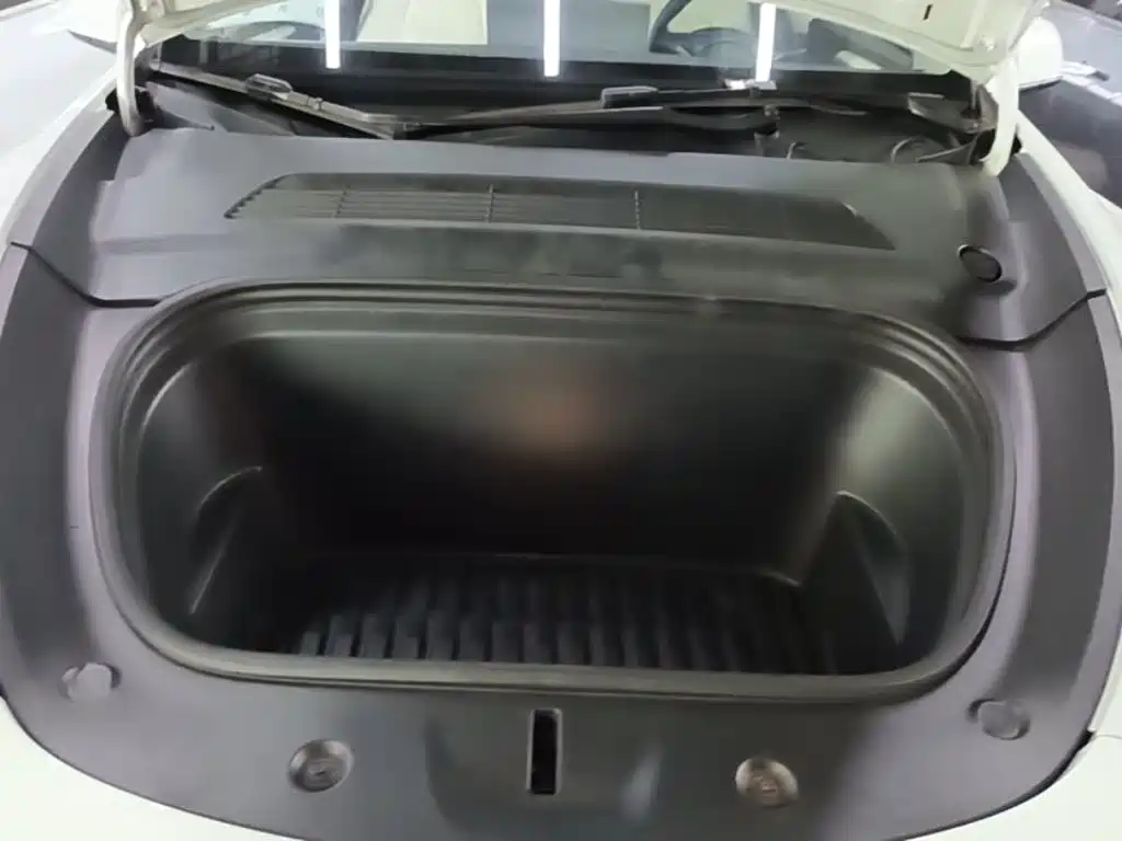 Tesla Model Y — миниатюра 20