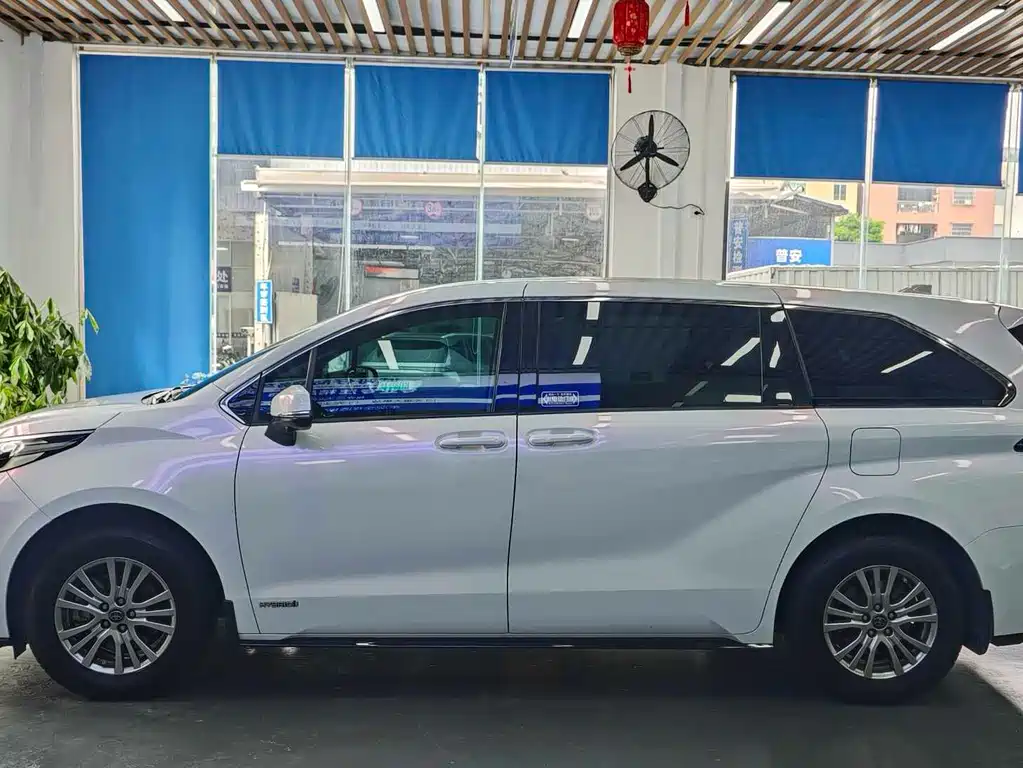 Toyota Sienna — миниатюра 4