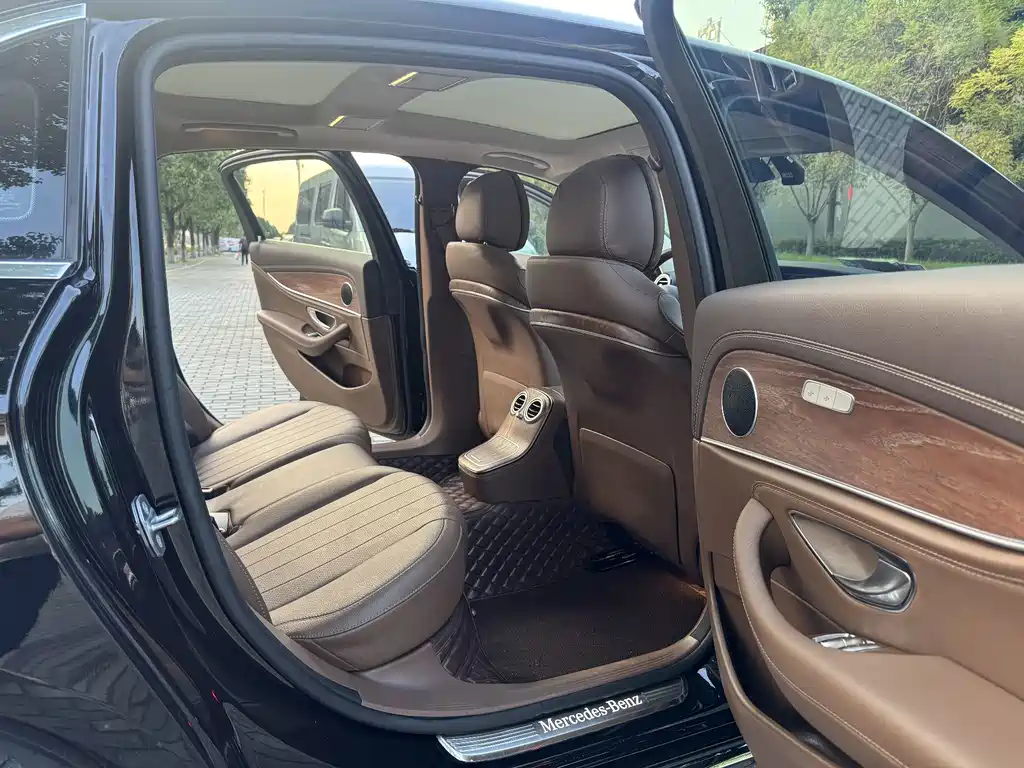 Mercedes-Benz E-Class — миниатюра 6