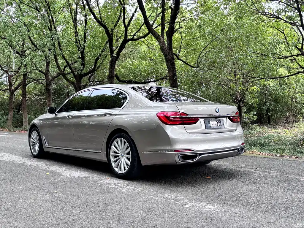 BMW 7 Series — миниатюра 8