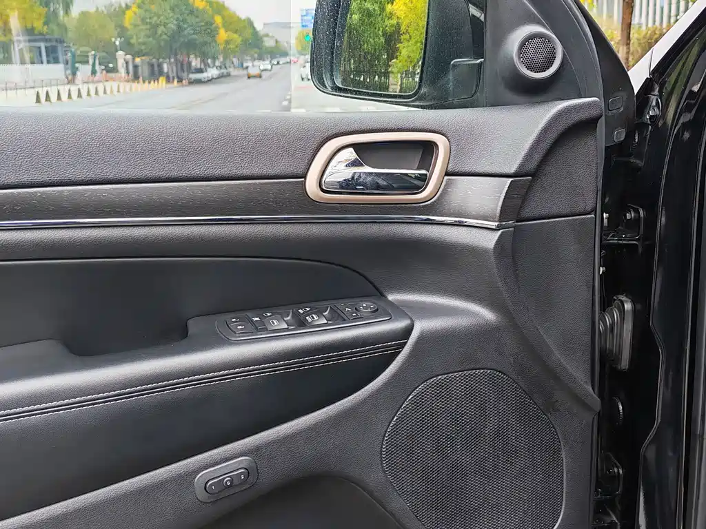 Jeep Grand Cherokee (Import) — миниатюра 15