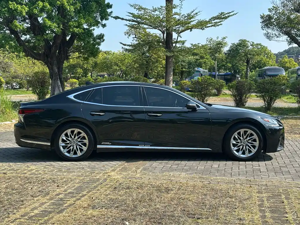 Lexus LS — миниатюра 7