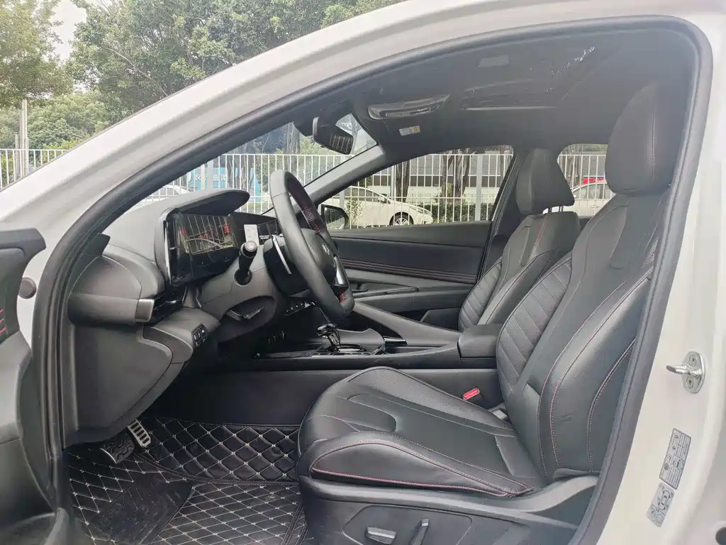Hyundai Elantra — миниатюра 8