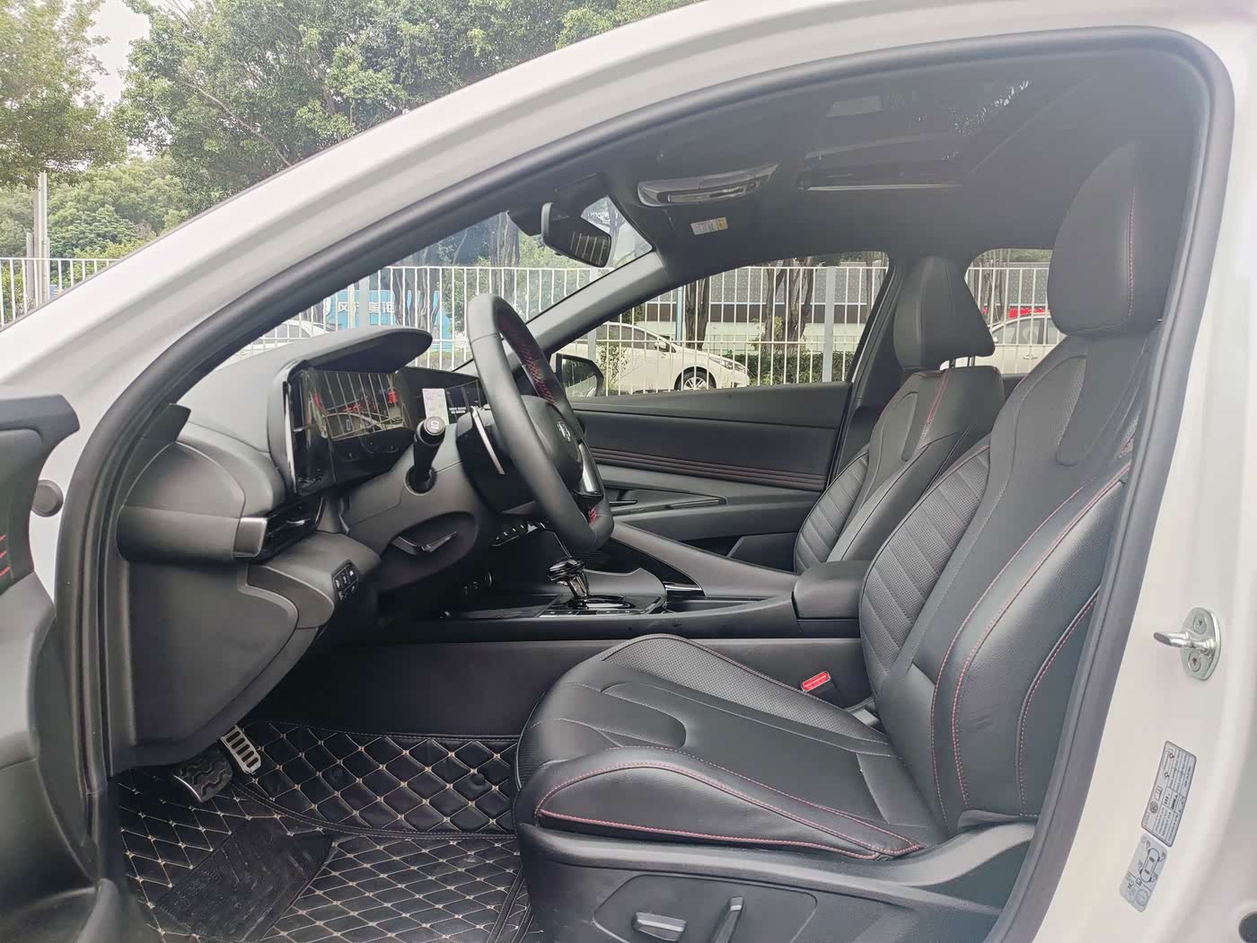 Hyundai Elantra 1.4 л 2023 г. Белый, пробег 37000 км