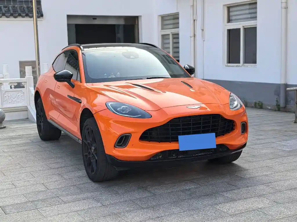 ASTON MARTIN DBX