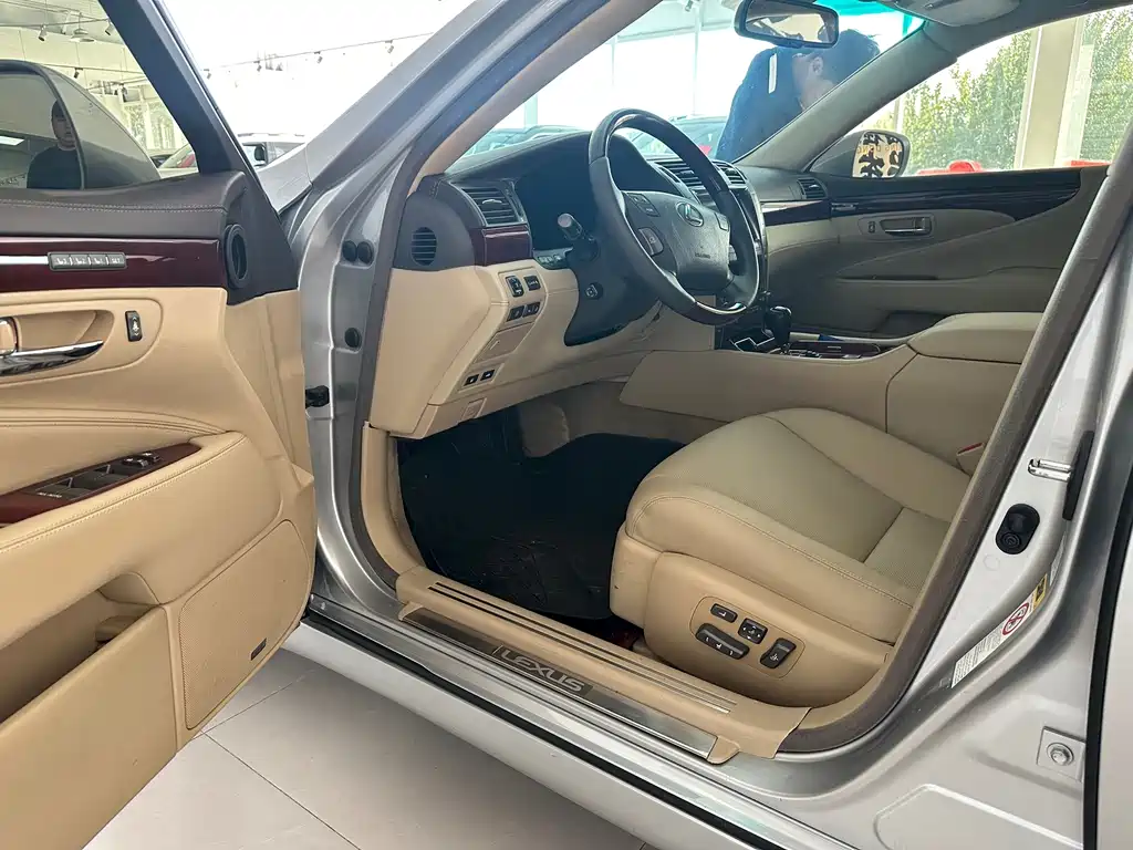 Lexus LS — миниатюра 8