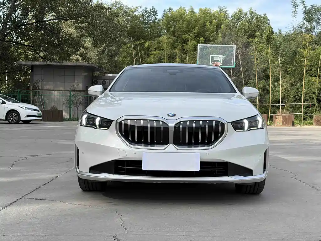 BMW 5 Series — миниатюра 4