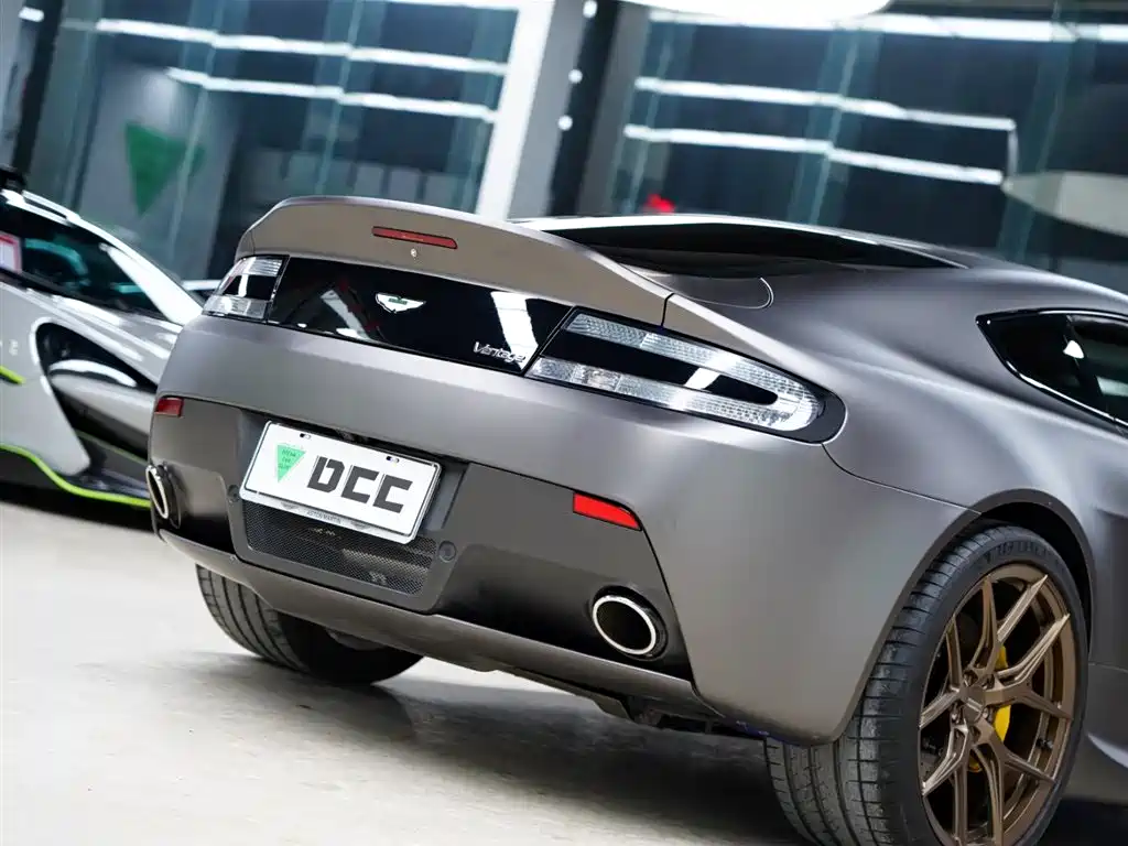 ASTON MARTIN V8 VANTAGE