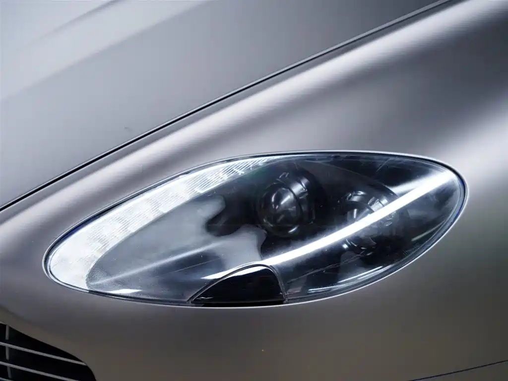 ASTON MARTIN V8 VANTAGE