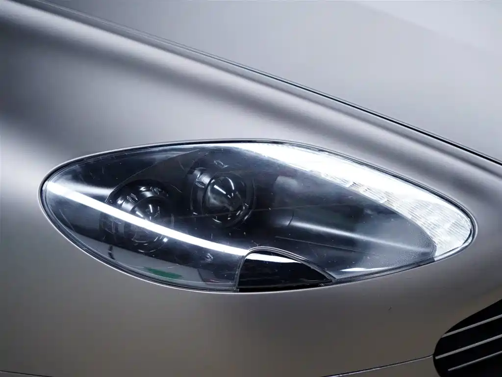 ASTON MARTIN V8 VANTAGE