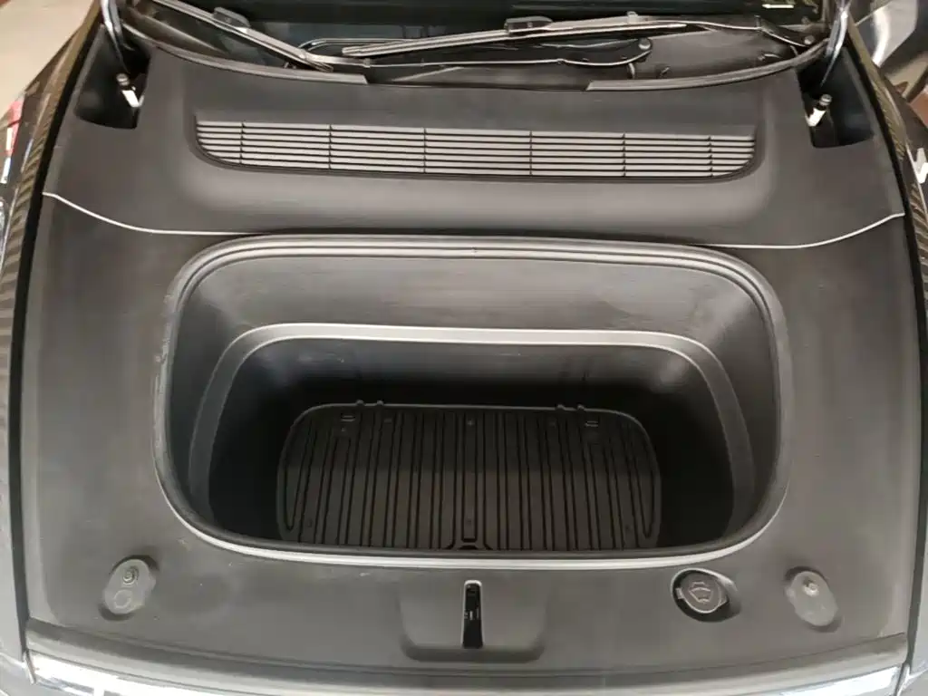 Tesla Model Y — миниатюра 20