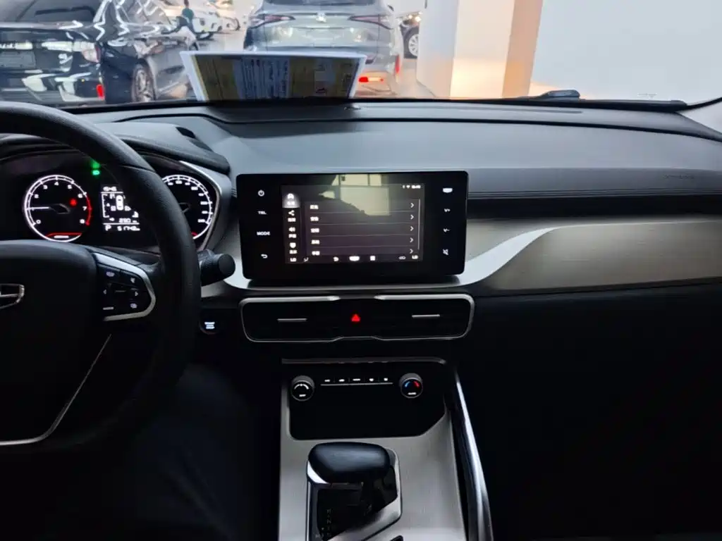 Geely Binyue — миниатюра 10
