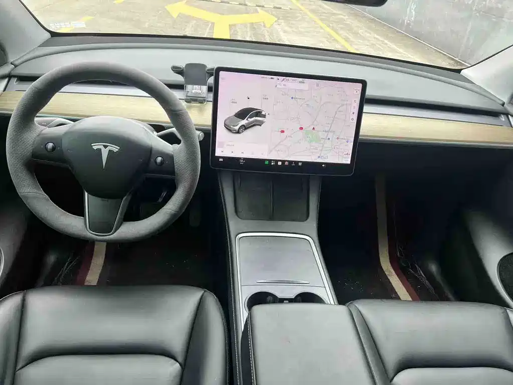 Tesla Model Y — миниатюра 13