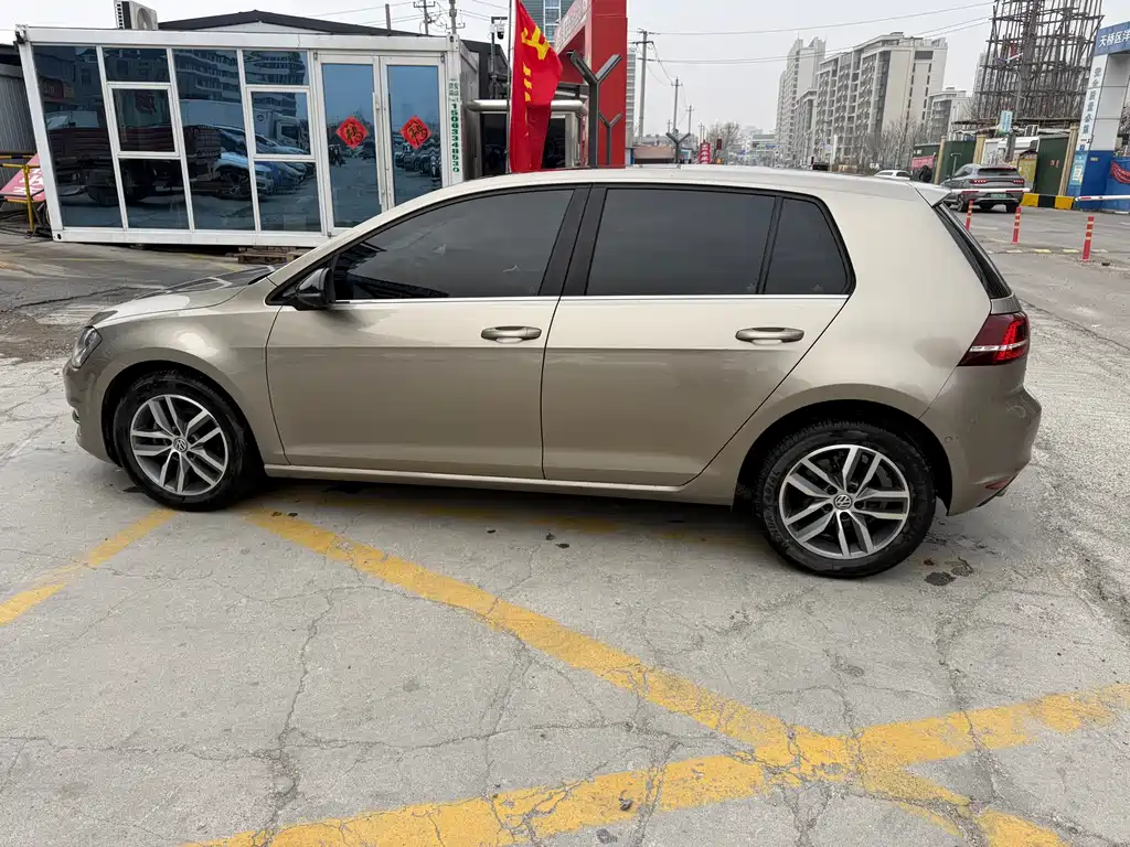 VOLKSWAGEN GOLF