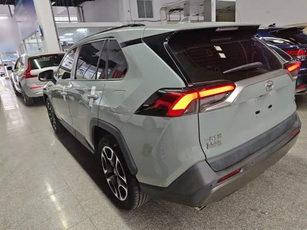 Toyota RAV4 — миниатюра 5