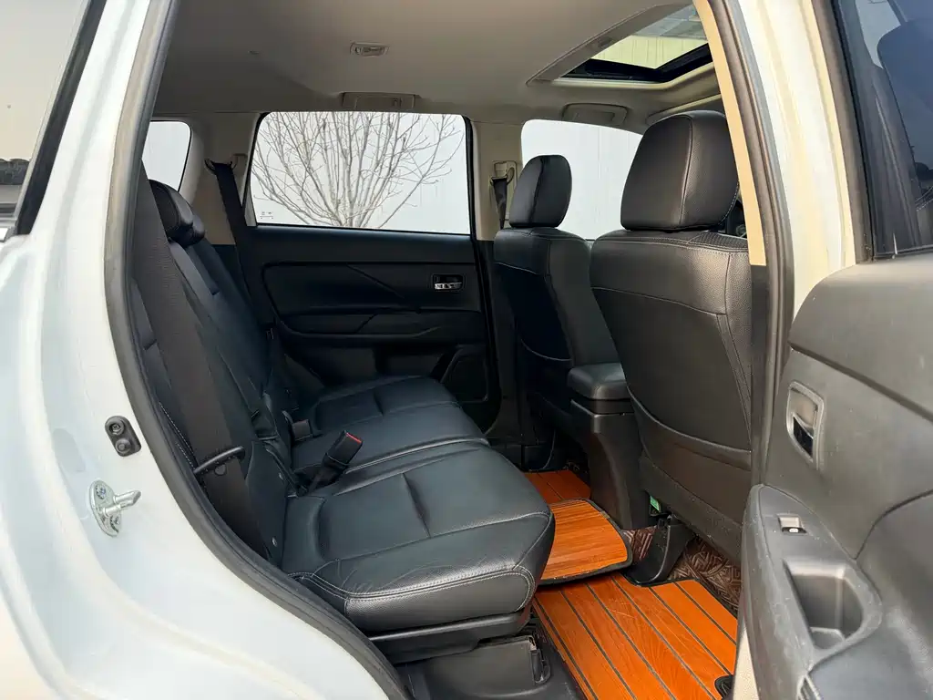 MITSUBISHI OUTLANDER