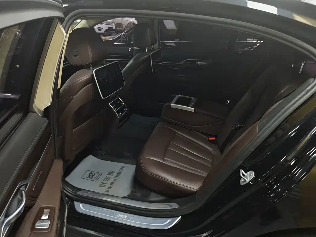 BMW 7 Series — миниатюра 6