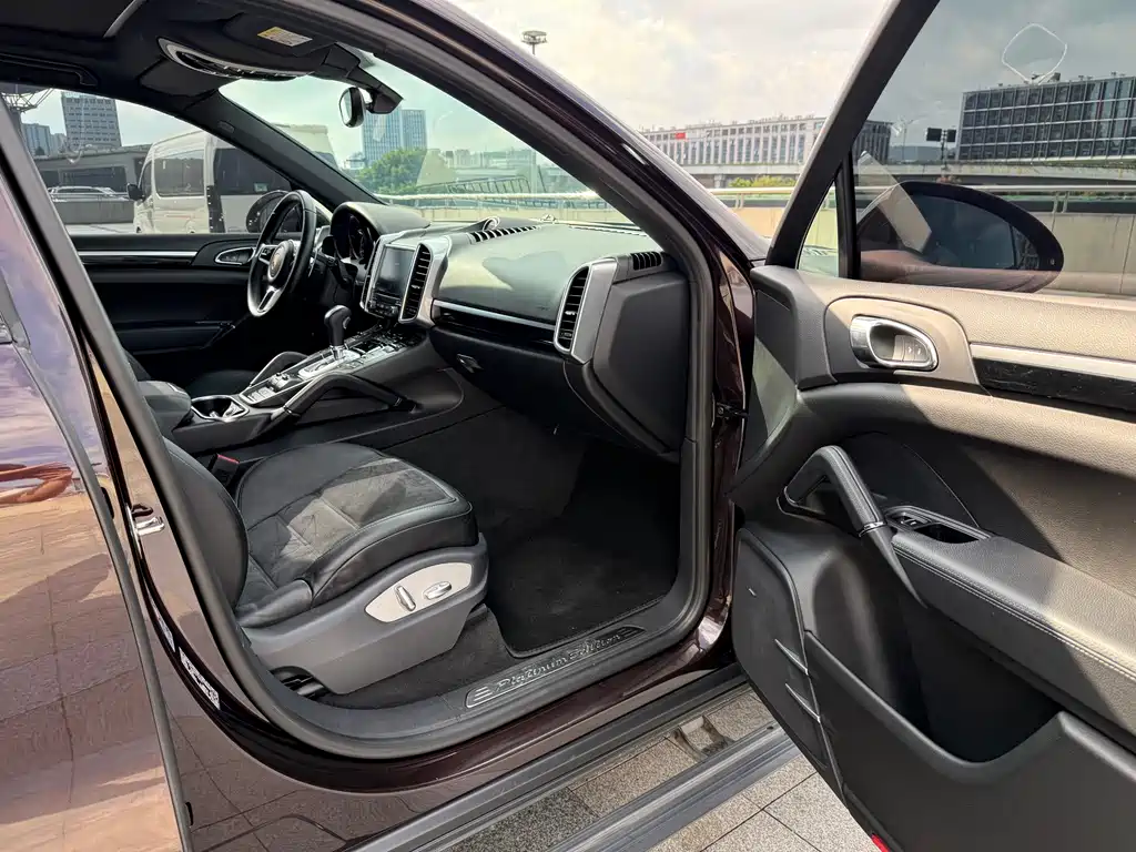 Porsche Cayenne — миниатюра 10