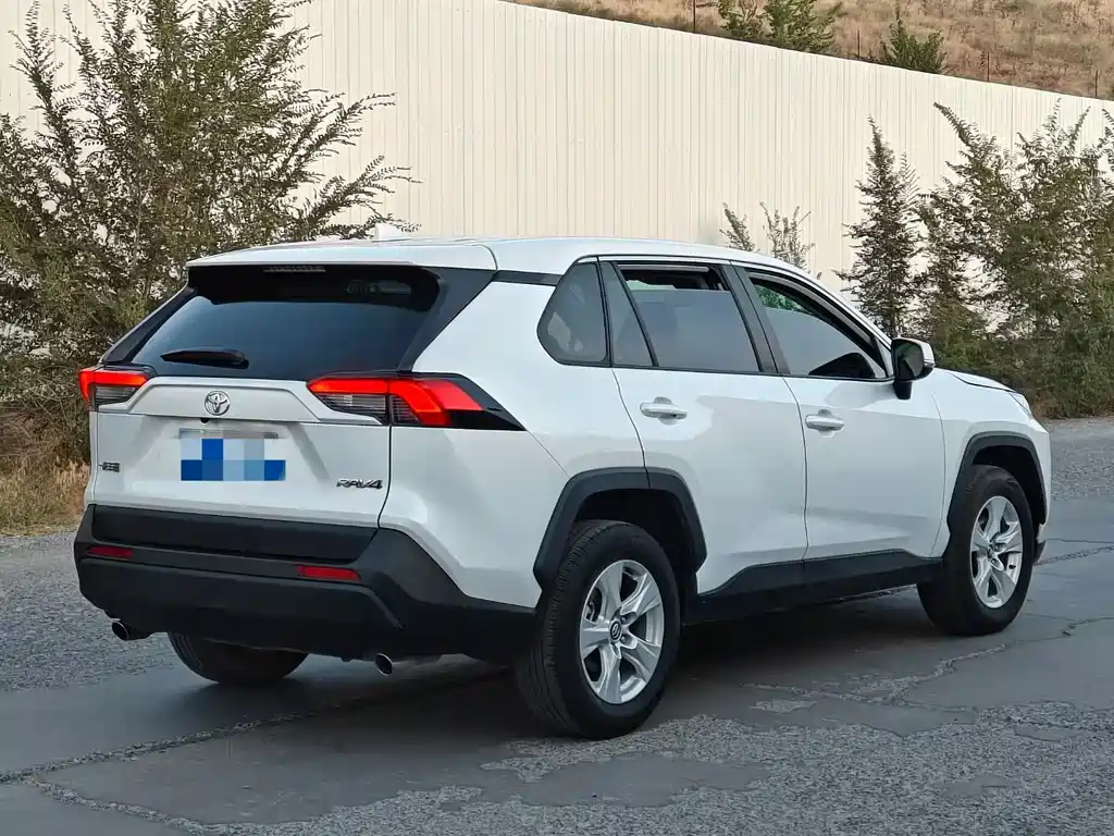 Toyota RAV4 — миниатюра 4