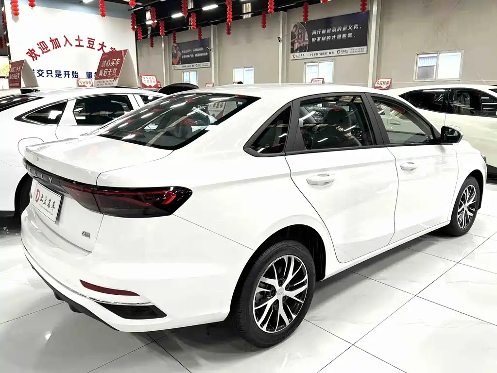 Geely Emgrand - фото 4