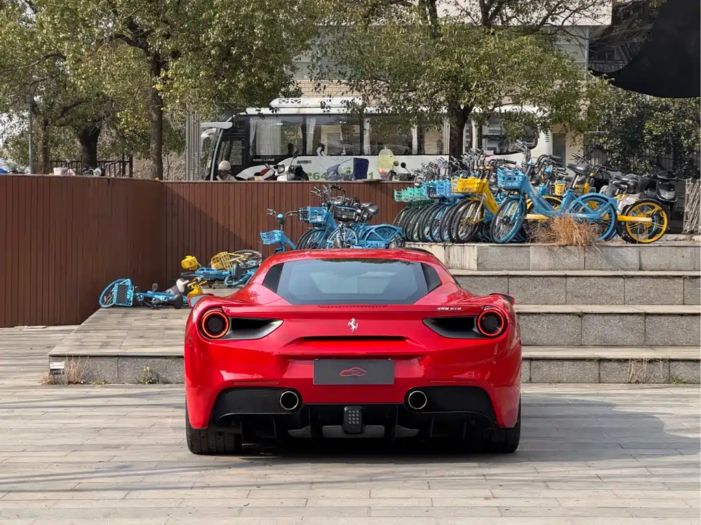 FERRARI 488