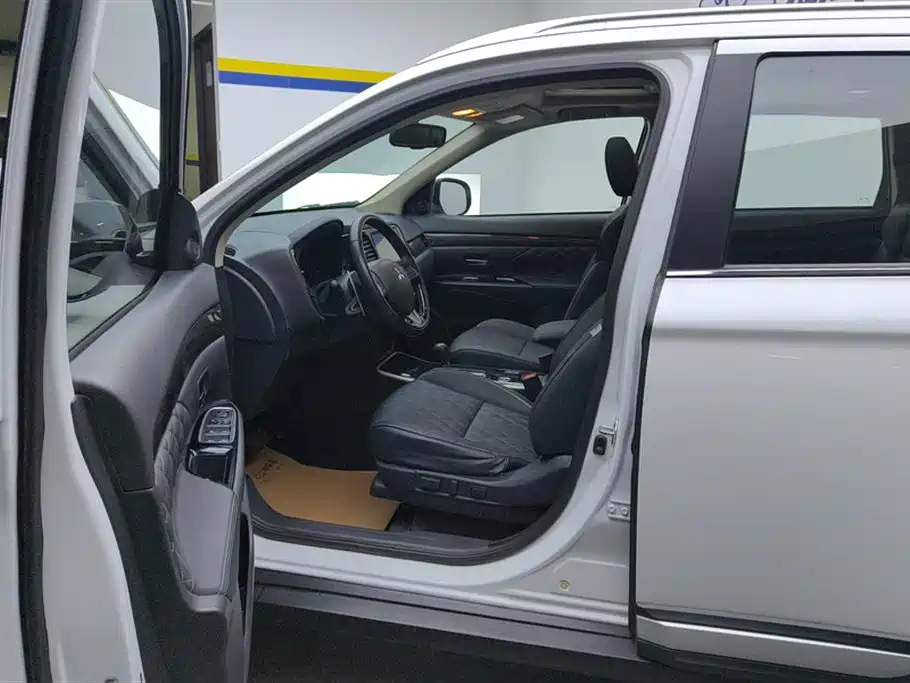 MITSUBISHI OUTLANDER