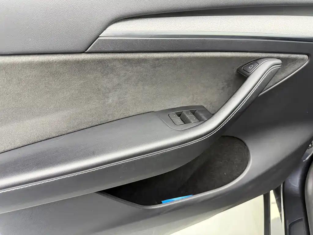 Tesla Model Y — миниатюра 5