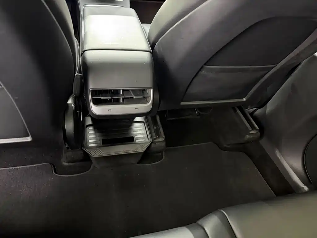 Tesla Model Y — миниатюра 13