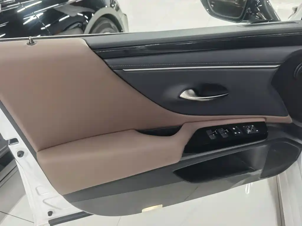 Lexus ES — миниатюра 11