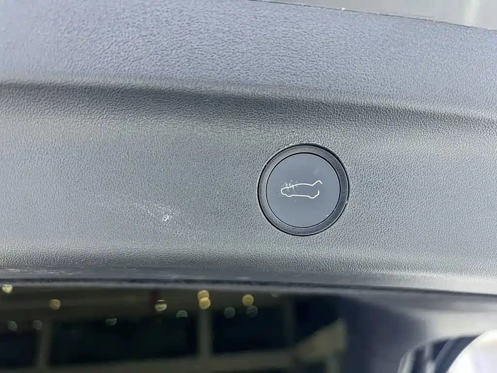 Tesla Model Y — миниатюра 14