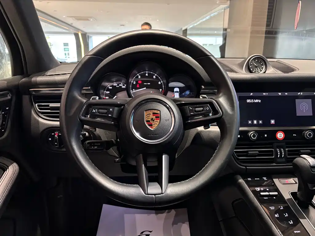 PORSCHE MACAN