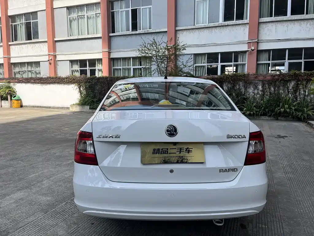 Skoda Rapid — миниатюра 6