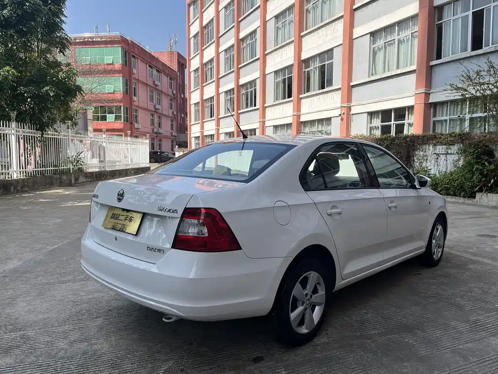 Skoda Rapid — миниатюра 5