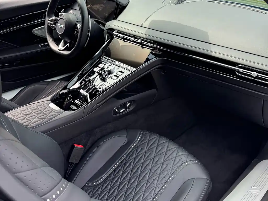 Aston Martin DB12 — миниатюра 17