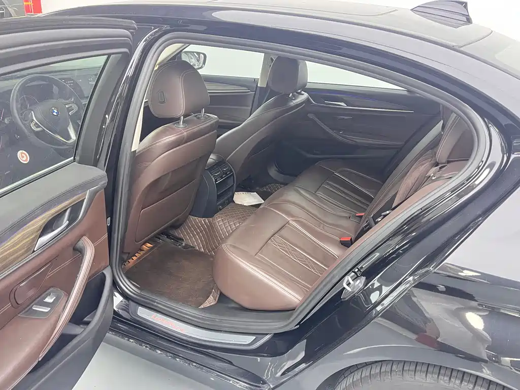 BMW 5 Series — миниатюра 8