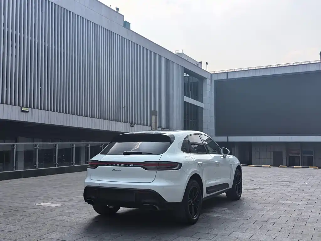 PORSCHE MACAN