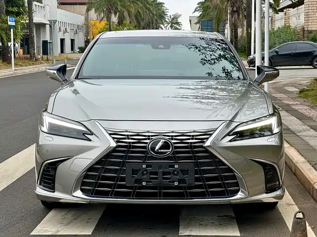 LEXUS ES 2025