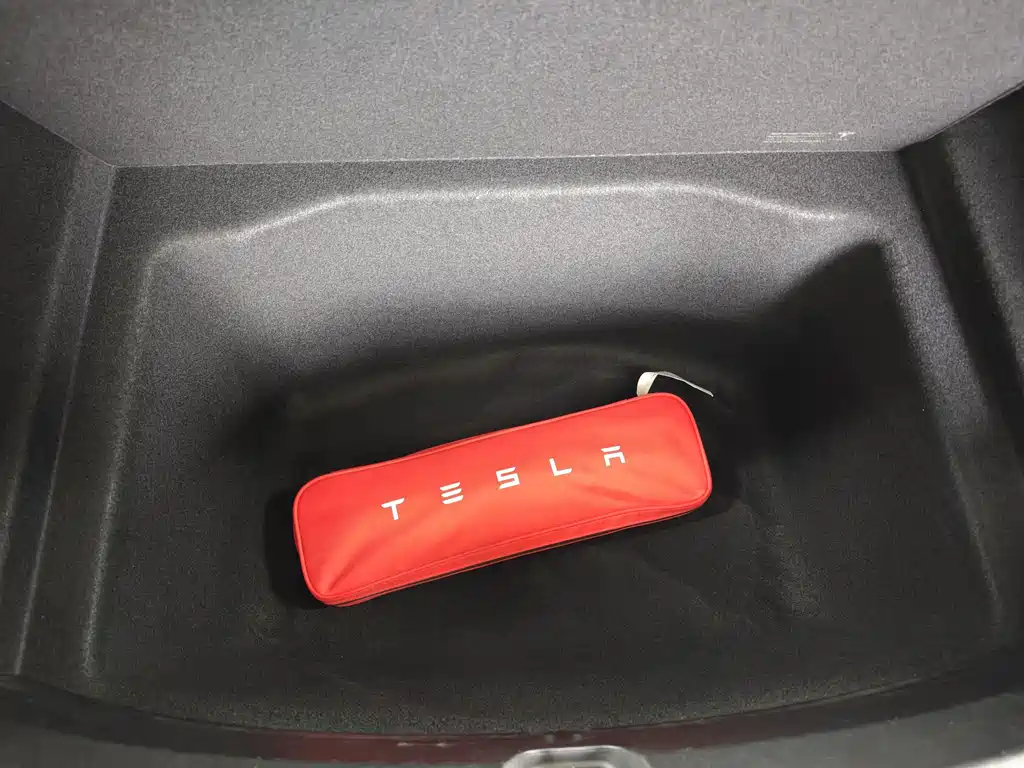 Tesla Model 3 — миниатюра 10