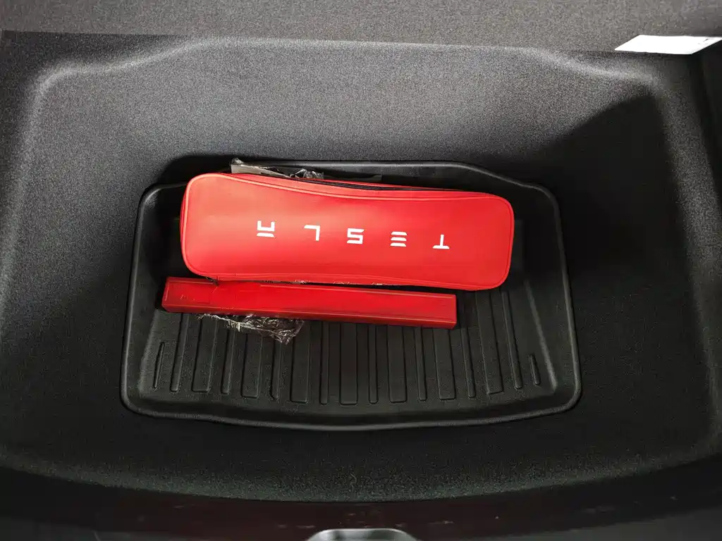 Tesla Model 3 — миниатюра 10