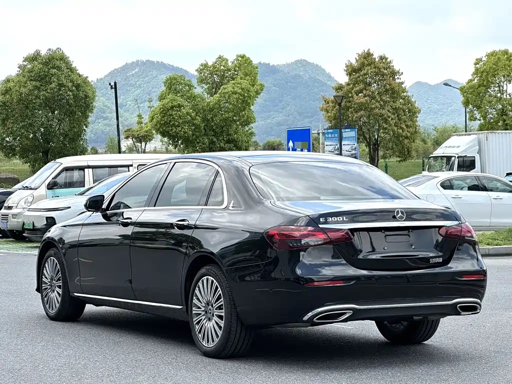 Mercedes-Benz E-Class — миниатюра 6