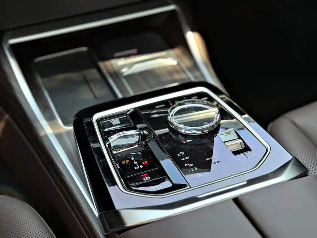 BMW 7 Series — миниатюра 11