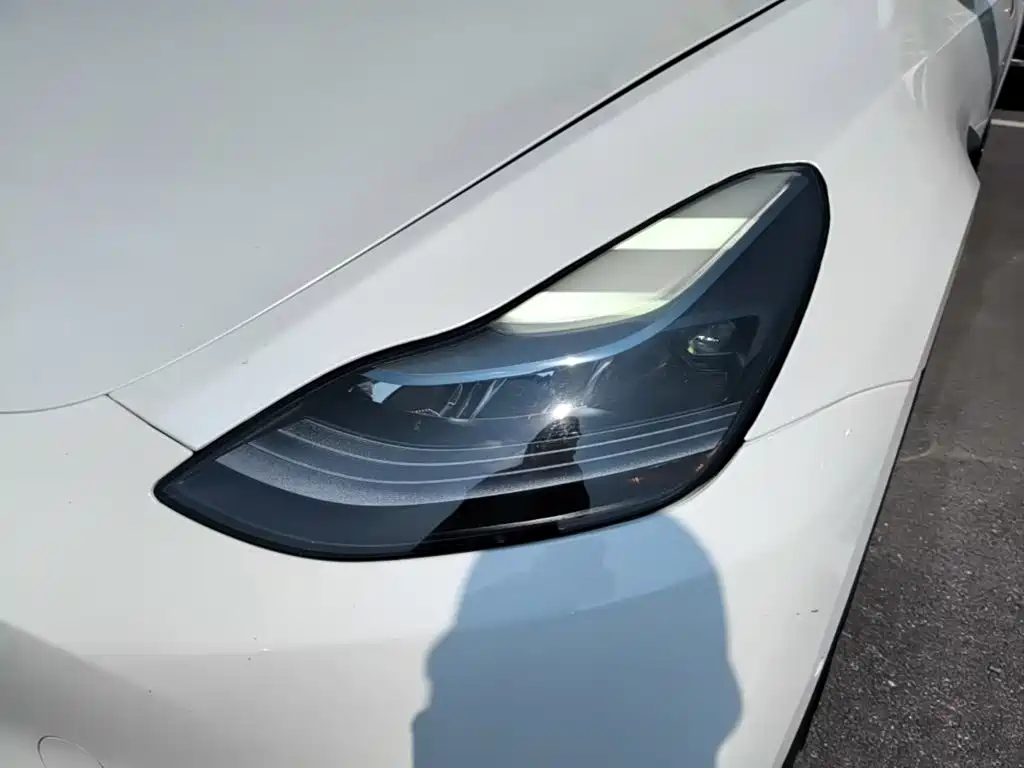 Tesla Model Y — миниатюра 24