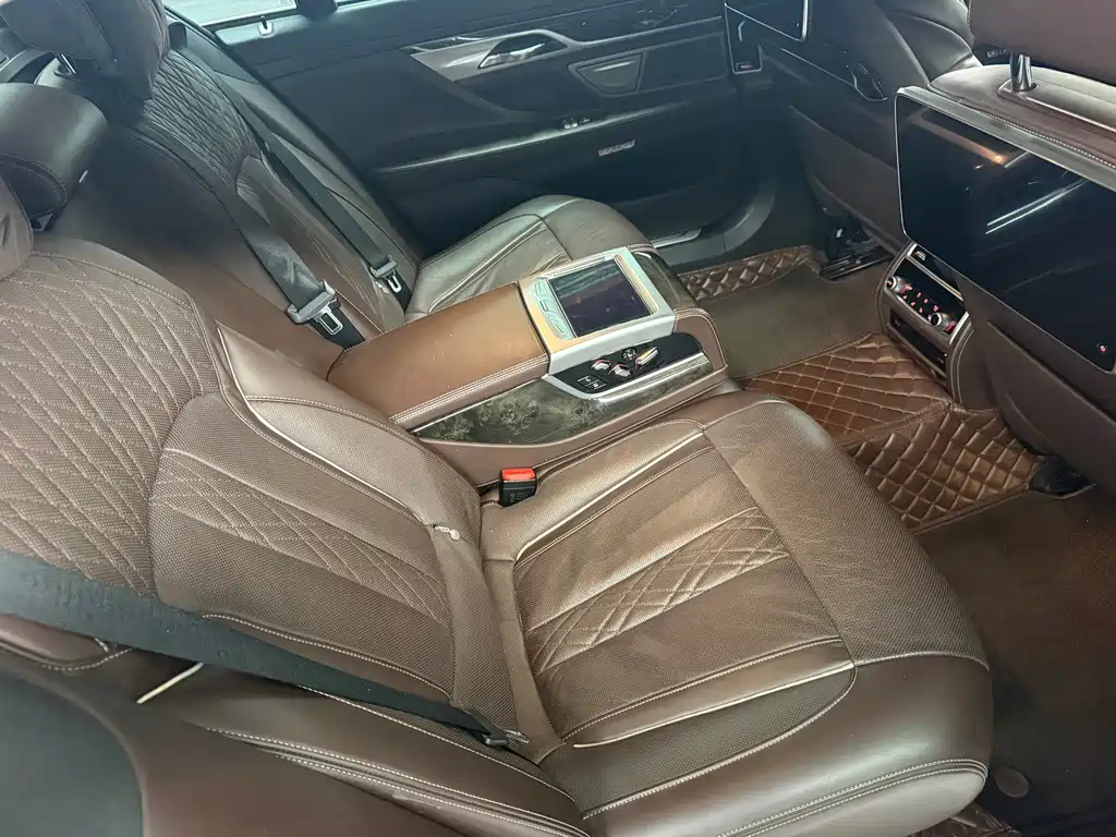 BMW 7 Series — миниатюра 8