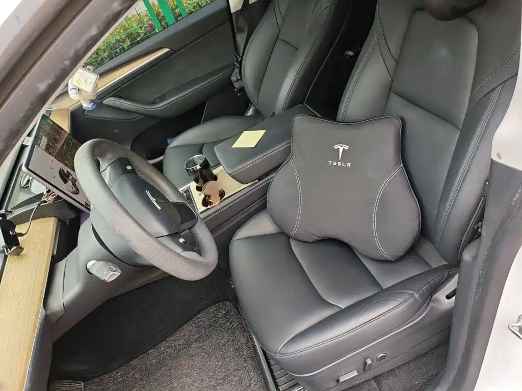Tesla Model Y — миниатюра 12