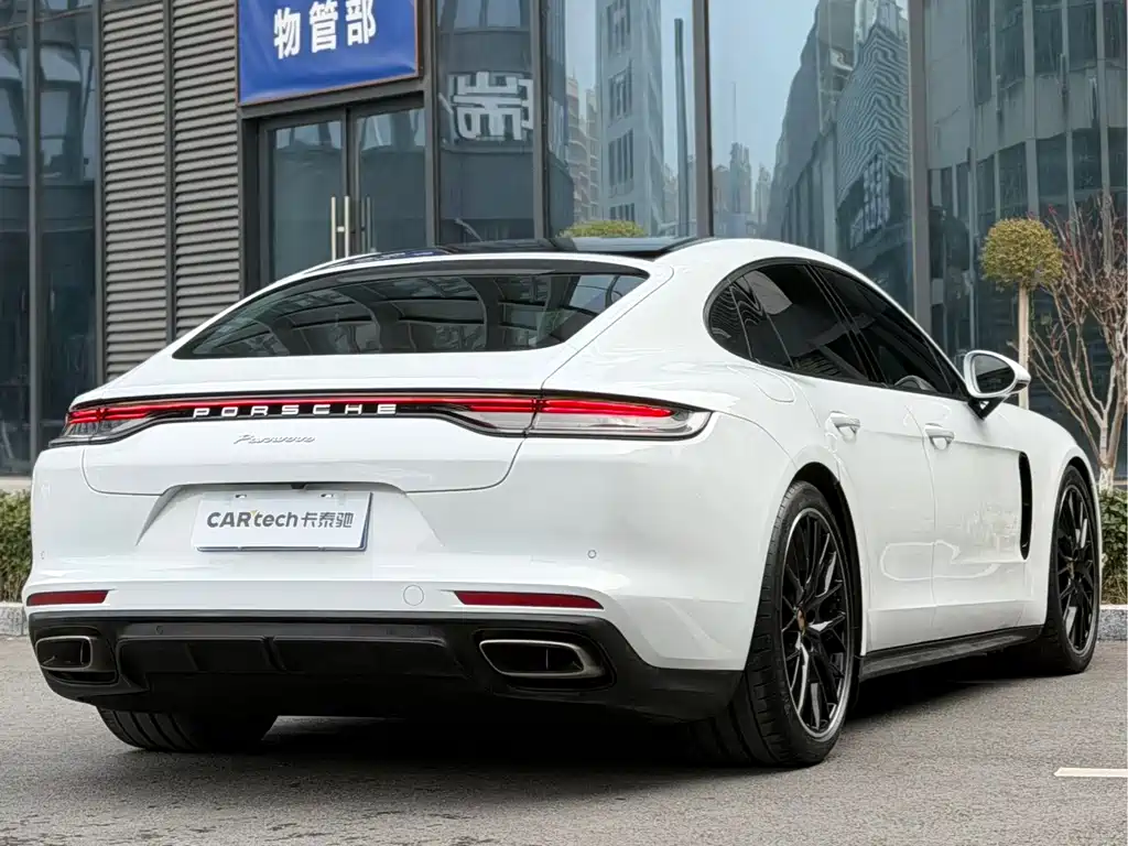PORSCHE PANAMERA