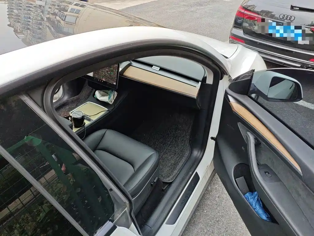 Tesla Model Y — миниатюра 20